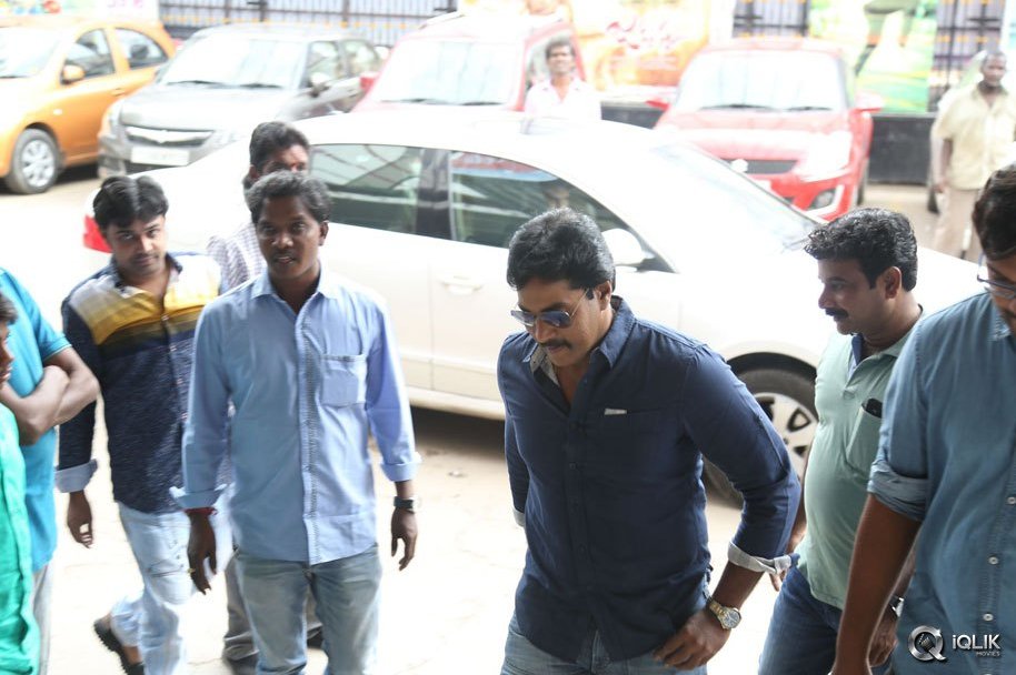 Jakkanna-Movie-Team-Visited-Hyderabad-Theaters